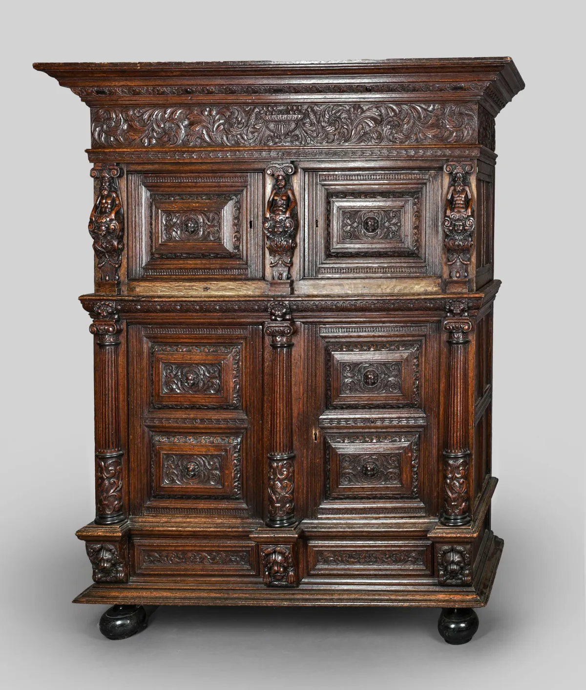 Armoire de façade, baroque, chêne, sculptures rapportées