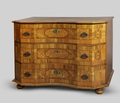 Commode baroque, noyer et chêne, marqueterie florale et en ruban, 88 x 122 x 69 cm, restaurée, ajouts, fissures, une garniture desserrée