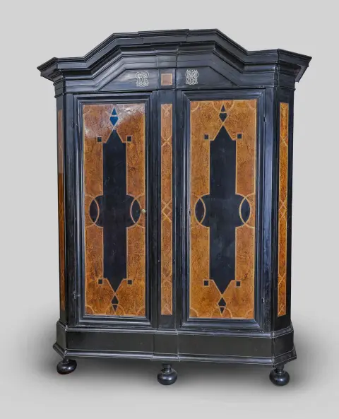 Armoire baroque, noyer et ronce de noyer, partiellement ébonisée, incrustations d'étain, 280 x 248 x 80 cm