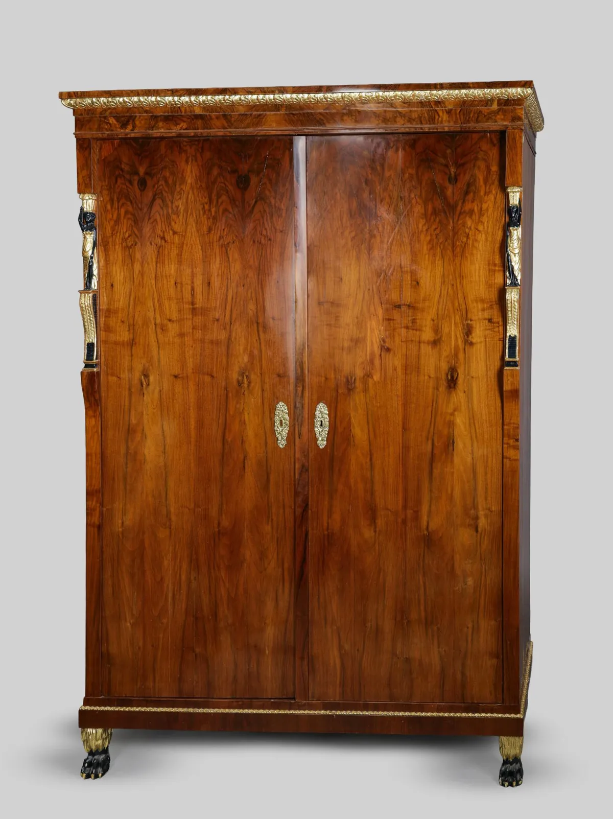 柜子，约1800年，胡桃木，女像柱乌木化处理并部分镀金，205 x 149 x 61 厘米，已修复，有补充，裂纹，…