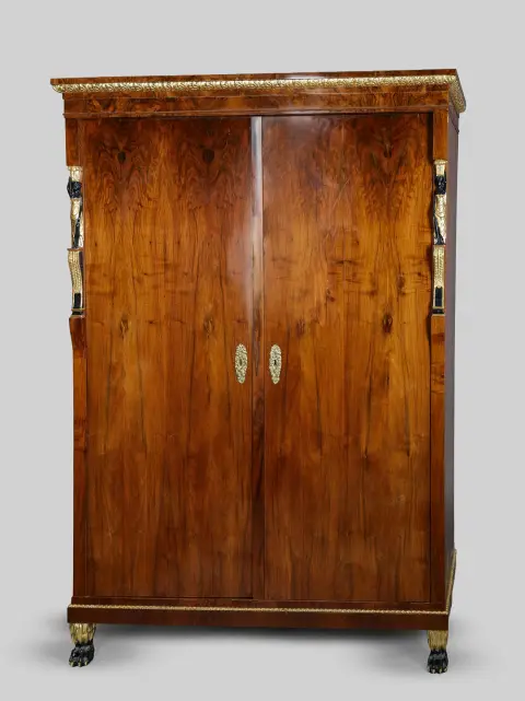 Armoire, vers 1800, noyer, cariatides ébonisées et partiellement dorées, 205 x 149 x 61 cm, restaurée