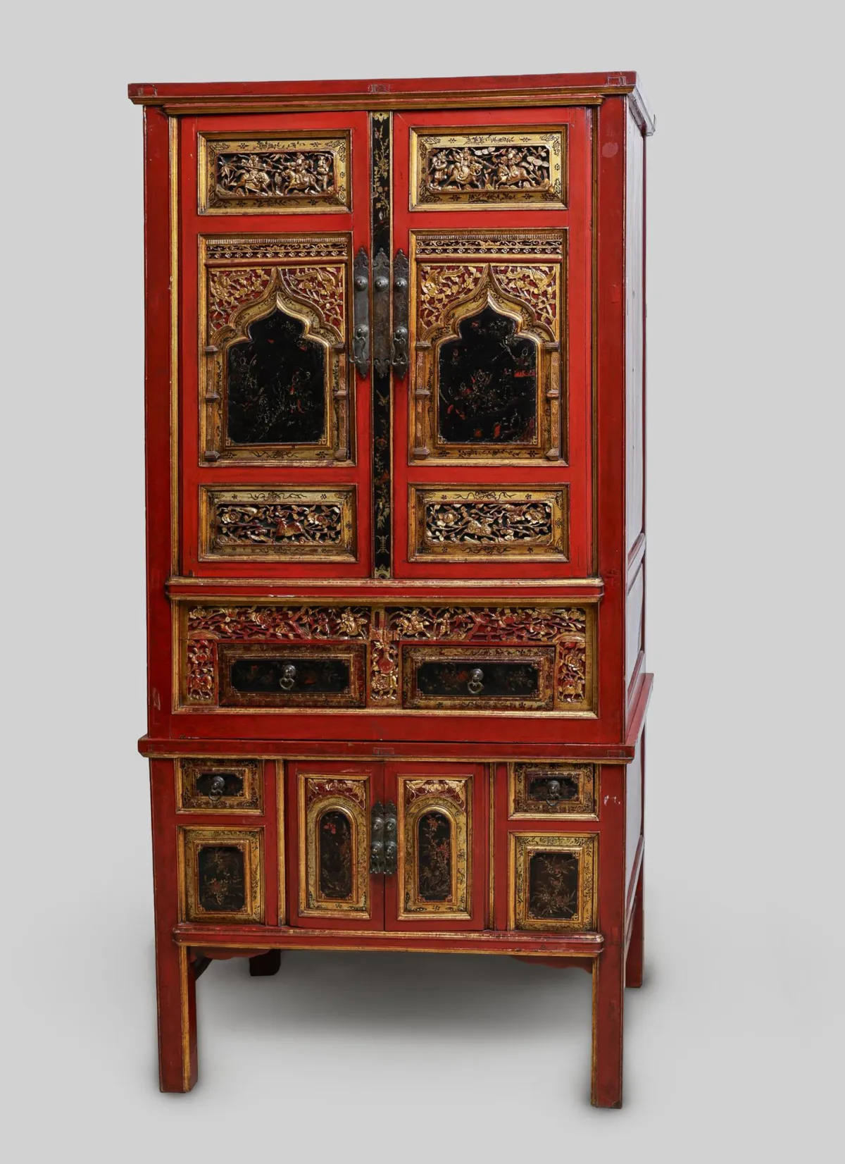 顶柜，中国，红金彩绘，人物及花卉纹饰板与雕刻，199 x 95 x 53 厘米