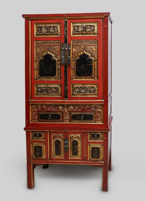 Armoire à superstructure, Chine, rouge et or, panneaux ornés de figures et de fleurs, sculptures, 199 x 95 x 53 cm