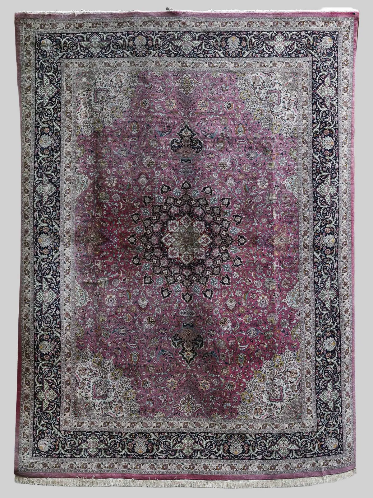 Tabriz, signert, 419 x 307 cm, lysskade (41836-12)