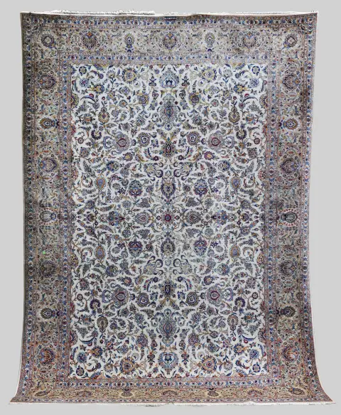 İsfahan, imzalı, 465 x 327 cm, lekeli, baskı izleri, eski güve hasarı (42214-26)