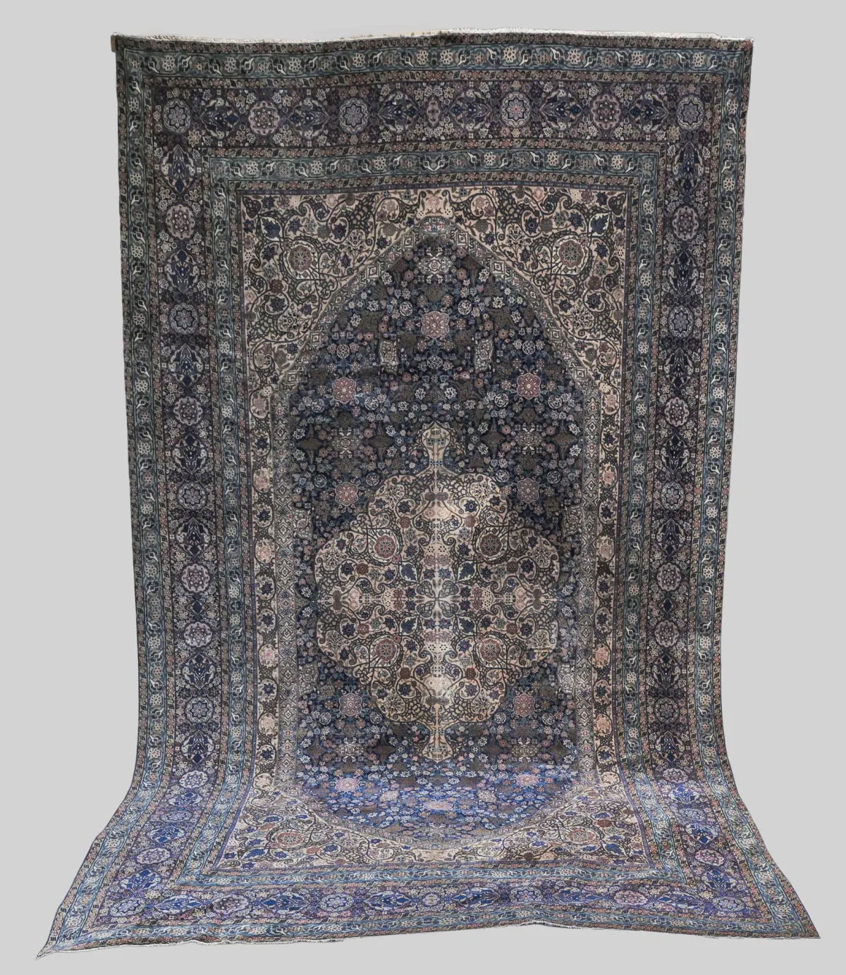Tabriz, 656 x 430 cm, parțial uzat, deteriorări ale marginilor, pătat