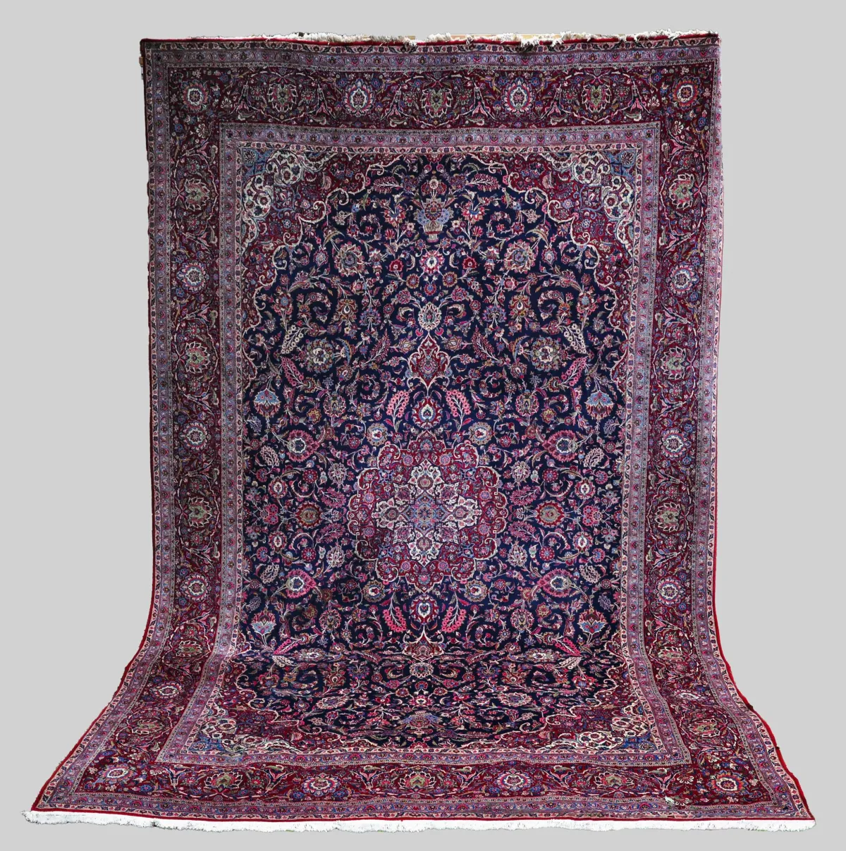 Tabriz, 636 x 421 cm, restaurato, vecchio danno da tarme