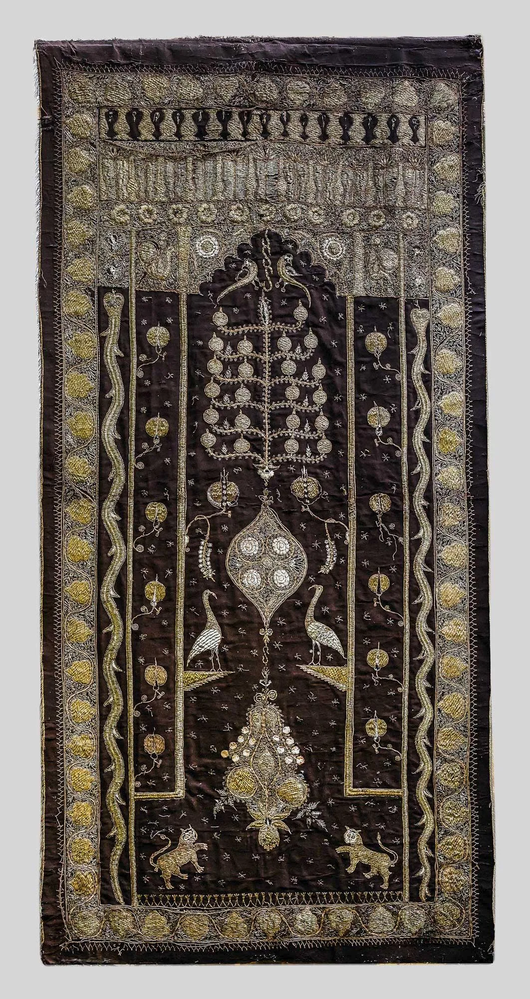 金属线纺织壁挂，土耳其，约1900年，蛇、狮子和鹭，241 x 115厘米，边缘损坏，线头松散 (41517-14)