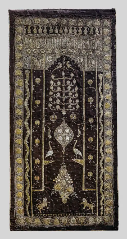 Tekstil duvar örtüsü, metal iplikli, Türkiye, 1900 civarı, yılanlar, aslanlar ve balıkçıllar, 241 x 115 cm, kenar hasarları, iplikler çözülmüş