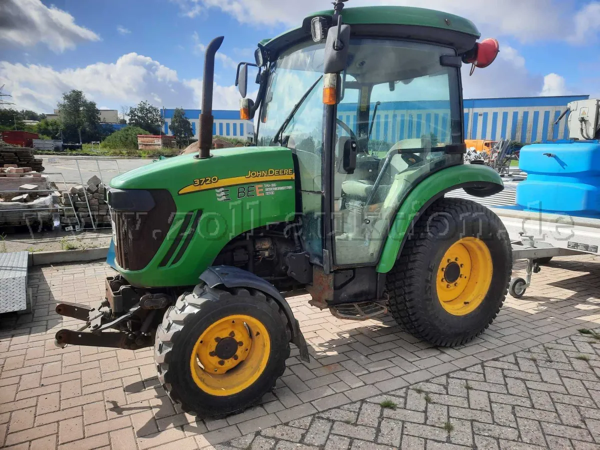 1 台 John Deere 3720 小型拖拉机 - 变速箱损坏