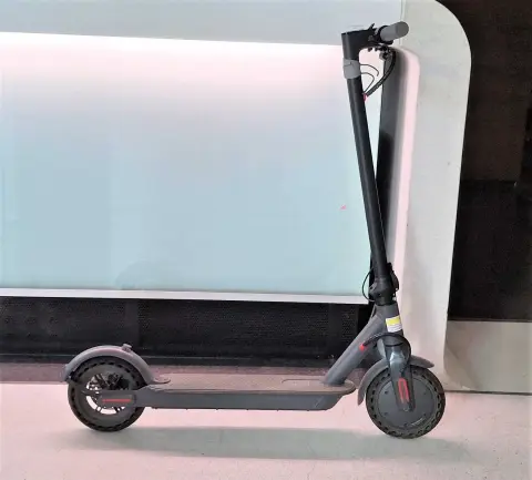 1辆电动滑板车；AOVO Electro-Scooter；型号：M1Pro；8.5英寸轮胎