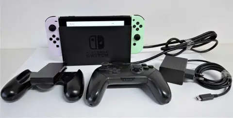 1台Nintendo Switch主机，HAC-001 (-01)，含底座和配件