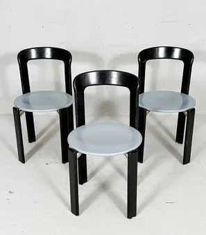 BRUNO REY. طقم من 3 كراسي / كراسي طعام من Bruno Rey، طراز 'Rey Chair 33'، خشب الزان، سبعينيات القرن العشرين، ألمانيا.