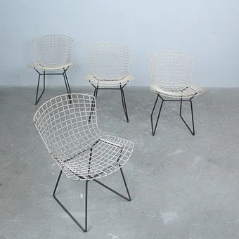هاري بيرتوا. Knoll International. طقم كراسي / كراسي طعام، موديل 420، Side Chair / Bertoia Chair، تصميم من الخمسينيات.