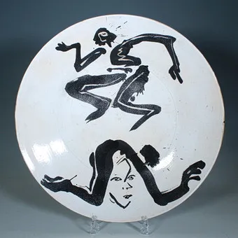HELGE LEIBERG (1954). طبق جداري، «تصوير إيروتيكي»، خزف حجري، موقّع (1990).
