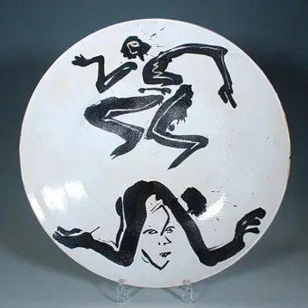 HELGE LEIBERG (1954). طبق جداري، «تصوير إيروتيكي»، خزف حجري، موقّع (1990).