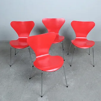 ARNE JACOBSEN. لـ Fritz Hansen، طقم من 4 كراسي، موديل '3107'، الدنمارك، 1992.