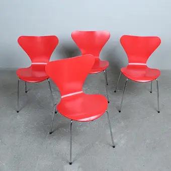 ARNE JACOBSEN. لـ Fritz Hansen، طقم من 4 كراسي، موديل '3107'، الدنمارك، 1992.