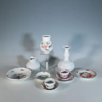 MEISSEN. مجموعة قطع بورسلين منها منفضة سجائر وفنجان قهوة '' Indische Blumen ''.