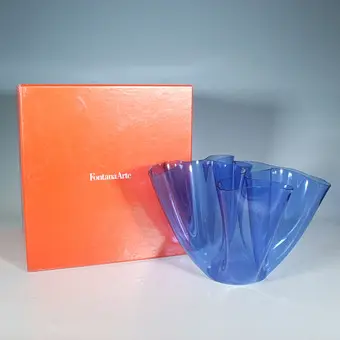 FONTANA ARTE. مزهرية كبيرة، طراز "Cartoccio"، إيطاليا، ستينيات القرن العشرين.