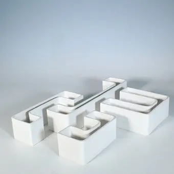 ANGELO MANGIAROTTI لصالح Danese Milano، طقم سيراميك من 4 قطع، أطباق / مزهريات / منحوتة، «Tremiti»، تصميم 1964، إيطاليا.