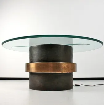 GERNOT SCHLUIFER. Mesa de centro iluminada / Coffeetable de bronce con tablero de vidrio esmerilado, mueble de artista, firmada, 1981.