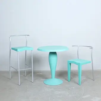 فيليب ستارك لصالح Kartell، طقم طاولة وكرسي ومقعد بار، تسعينيات القرن العشرين، إيطاليا
