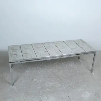 طاولة قهوة من السبعينيات.