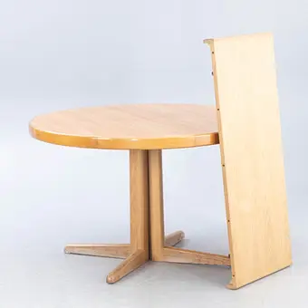 Mesa de comedor, roble, extensible, con una tabla, segunda mitad del siglo XX.