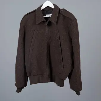 MM6 Maison Margiela. Bomberjakke, uldstof, FW 2025, Frankrig.