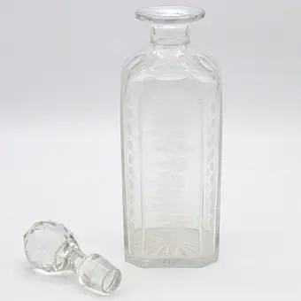 Antik Biedermeier-karaffel med prop, transparent glas, plantemotiv, håndslebet, stjerneslibning i bunden, 1800-tallet.