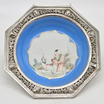 KINESISK OTTEKANTET SKÅL MED GENNEMBRUDT MONTERING (FISKEMOTIVER), PORCELÆN OG TOMBAK, HÅNDLAVET, CA. 1900-1940.