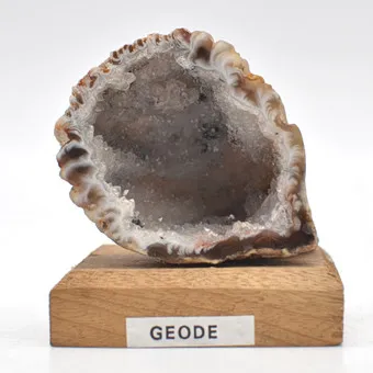 AGAT-GEODE, PLINTE AF TRÆ, 20. ÅRHUNDREDE.