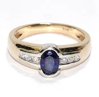Anillo con diamantes y zafiro azul.