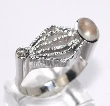 Anillo oro piedra lunar 0,85 ct diamante 0,10 ct.