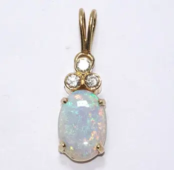 Colgante de oro con ópalo cabujón y diamantes.