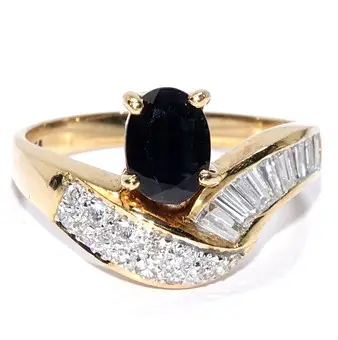 Anillo de oro amarillo con zafiro aprox. 0,90 ct. diamantes aprox. 0,65 ct.