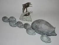 Kurt Arentz, pindsvinefamilie, bronzeskulptur & Ruth Hofström-Hilden, store regnspover, bronzegruppe fra 1984