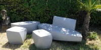 Frank O. Gehry，"Sofa"、"Bench" 和两个 "Left Twist Cube"，解构主义塑料家具系列