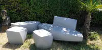 Frank O. Gehry, "Sofa", "Bench" e due "Left Twist Cube", serie di mobili in plastica decostruttivista