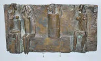 Manfred Kieselbach，三位坐着的女性和一位男性，青铜浮雕附专著展览图录
