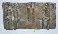 Manfred Kieselbach, Üç oturan kadın ve bir erkek, bronz rölyef, monografik sergi kataloğu ile
