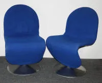 Verner Panton，两把 "System 1-2-3" 椅子，为 Fritz Hansen 设计，丹麦