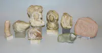 Fritz Schwarzbeck, To kvindelige buster, tre kvindelige torsoer, 2 køer, skulpturer af alabast og badende, terrakottarelief