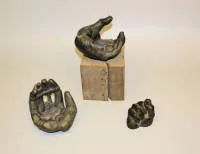 Wolf Spemann，两只手，青铜雕塑 & Achim Ribbeck，拳头，青铜雕塑