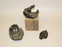 Wolf Spemann, Zwei Hände, Bronzeplastiken & Achim Ribbeck, Faust, Bronzeplastik