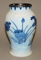 青花莲池纹瓶，清代，中国18世纪