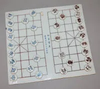 一副完整的象棋，即“中国象棋”，瓷质，1810年