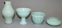 Fire små porcelæn i Longquan-tradition, med kintsugi-reparationer, Kina 1700-tallet eller tidligere