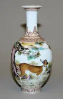 Piccolo vaso a collo lungo con motivo di cane da Giuseppe Castiglione, Cina XX sec.